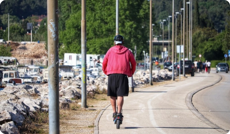 Vozio prejak romobil nogostupom i kolnikom, policija mu ga oduzela-161628