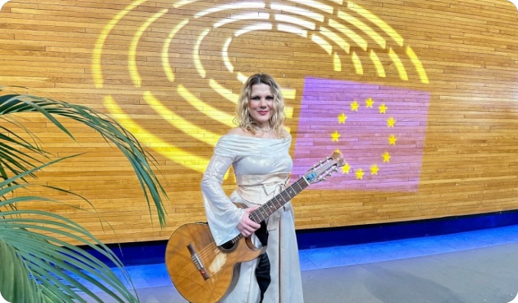 Elis Lovrić prva hrvatska kantautorica koja je nastupila u obje zgrade Europskoga parlamenta - VIDEO-143501