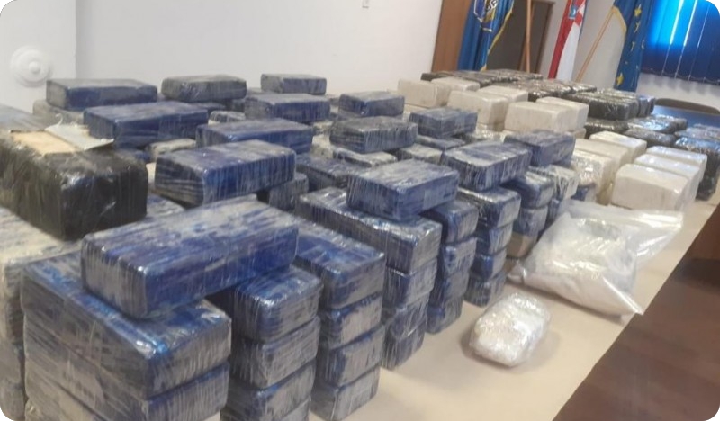 Policija u Luci Ploče našla rekordnu količinu heroina i 62 kg kokaina-123775
