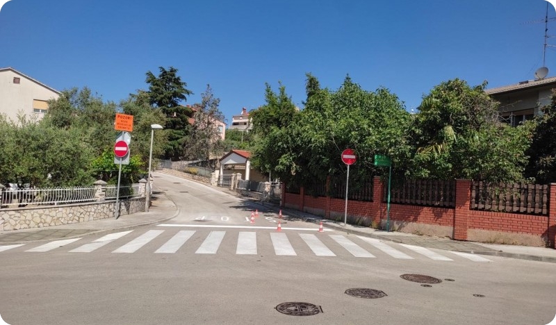 Prometnom signalizacijom označen jednosmjerni promet u Facchinettijevoj ulici-127445