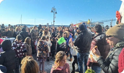 Snježni doček ponovno okupio građane na fažanskoj rivi - VIDEO-157596