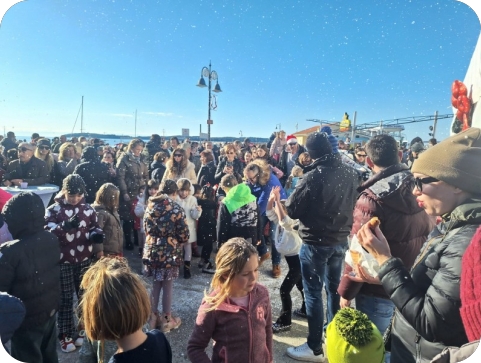Snježni doček ponovno okupio građane na fažanskoj rivi - VIDEO-157596