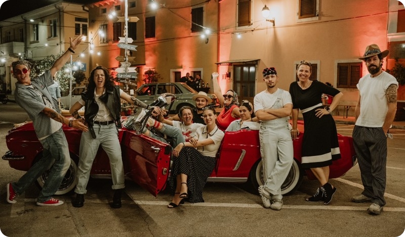 Krnica se vratila u prošlost - Oldtimeri, retro moda i brudet na placi-154728