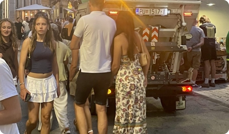 Zbog velike količine otpada košarice u centru Pule prazne se i u večernjim satima-162940