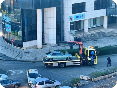 Komunalni redari i pauk brzinski počistili “parking” ispred zgrade Croatie u Puli-157104