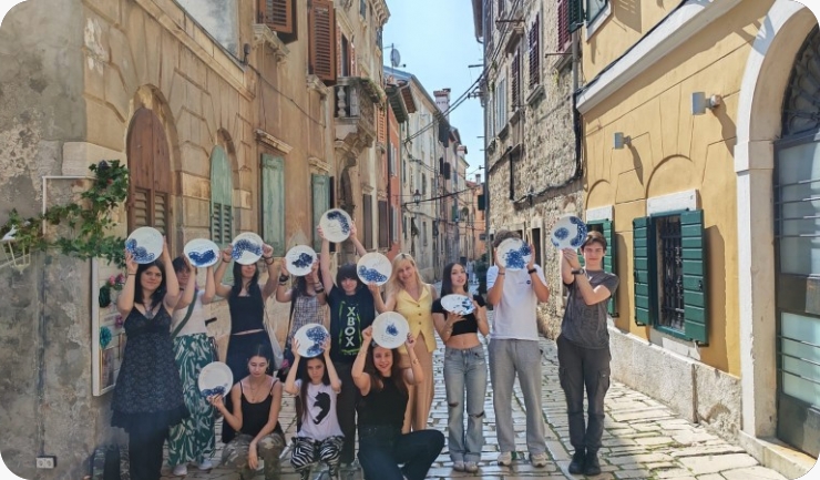 Učenici iz Pule i Rovinja izradili unikatne tanjure inspirirane batanom i rovinjskom baštinom-160909