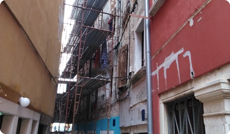 Rovinj: Započela sanacija krova i fasade zgrade u ulici Vrata pod zidom-101762