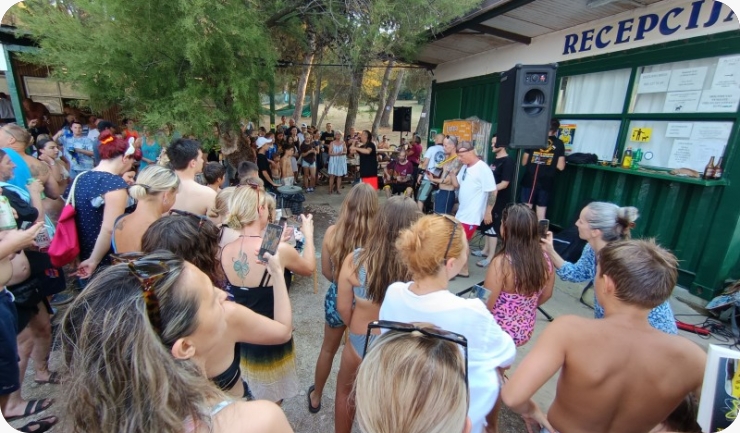 (VIDEO) Otvorena Ljetna knjižnica na Fratarskom uz Branu Jakubovića i koncert Dubioze Kolektiv-161779