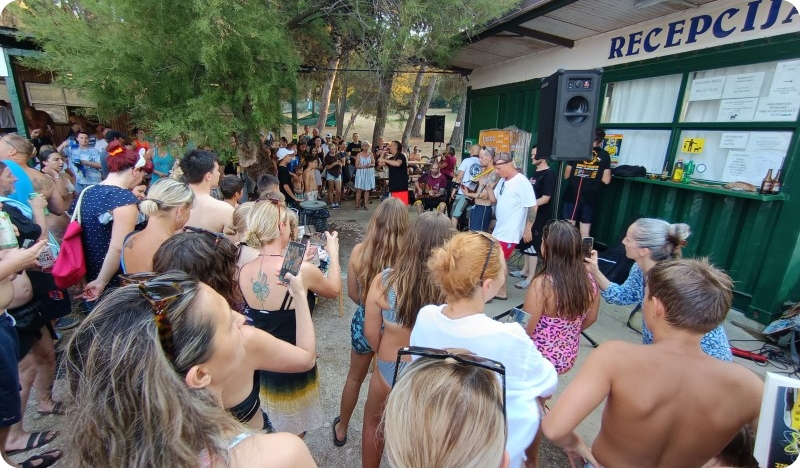 (VIDEO) Otvorena Ljetna knjižnica na Fratarskom uz Branu Jakubovića i koncert Dubioze Kolektiv-161779