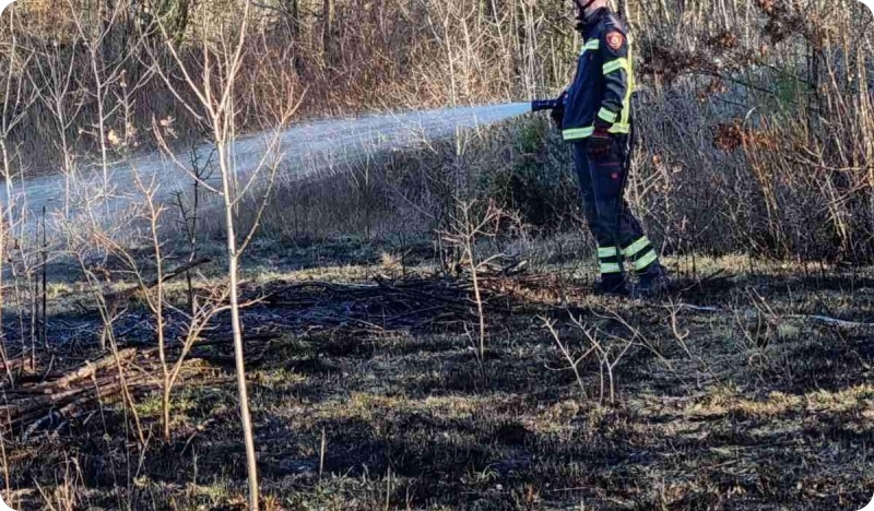 U požaru na poljoprivrednom zemljištu izgorjela trava i kamp prikolica-124949