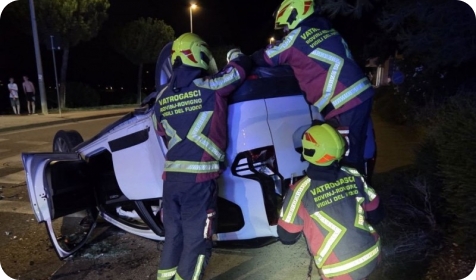 Pijana vozačica u Rovinju skrivila sudar, automobil završio na krovu-162337