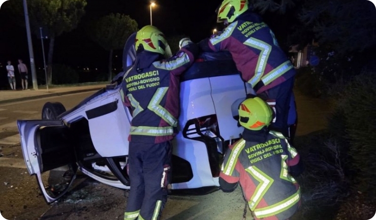 Pijana vozačica u Rovinju skrivila sudar, automobil završio na krovu-162337
