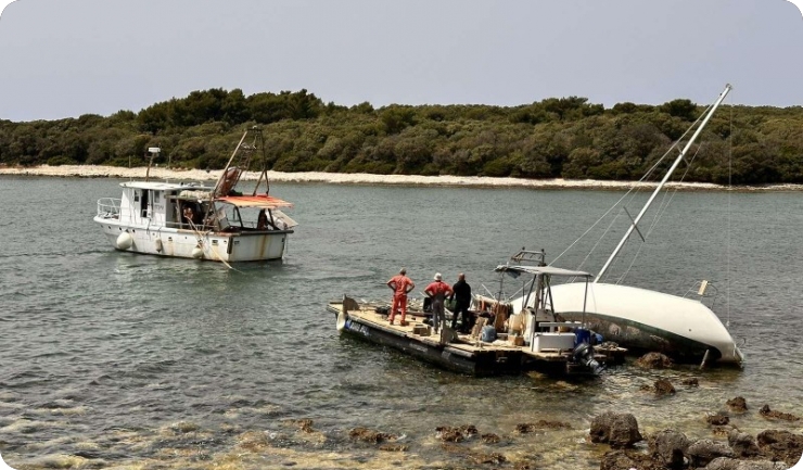 Uklonjenja je misteriozna jedrilica s plaže autokampa u Banjolama-145637