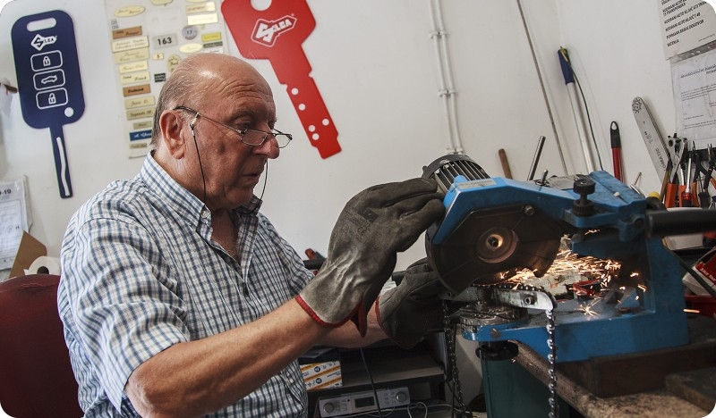 Ključar na Verudi izrađuje klučeve, gravira, kodira auto ključeve…-113825