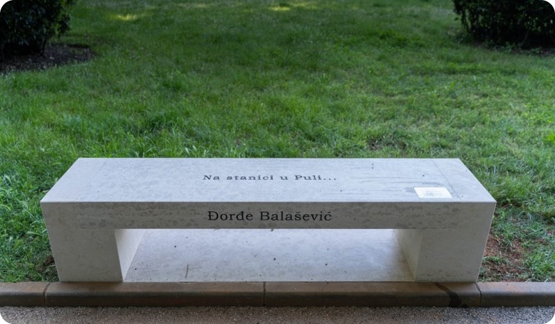 Na rođendan Đorđe Balašević dobio klupu u Puli-126756