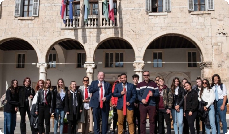 Pulski Gimnazijalci poklonili kravatu gradonačelniku Filipu Zoričiću-121715