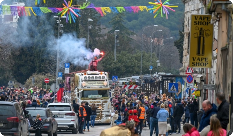 Maškare ponovno preuzimaju centar Pule-158290