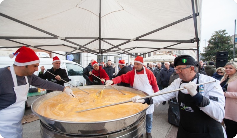 Novogodišnja fritaja u Puli od 2024 jaja i 30 kg istarskih kobasic-141977