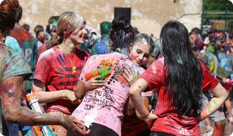 (FOTO) Norijada u Puli: Maturanti pjesmom, plesom i osmijesima slave zadnji dan škole-160826