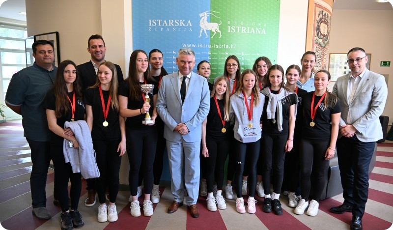Mlade Hrvatske prvakinje iz OK Vodnjan na prijemu kod župana Borisa Miletića-160788