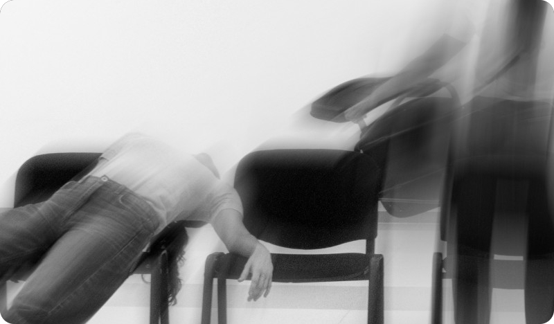 On words, chairs and everything you might read into plesna predstava, izvedbeno predavanje i instalacija-159096