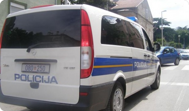 Četvorica uhićena: Kamenjem gađali policijsko vozilo i ozlijedili policajku-123225