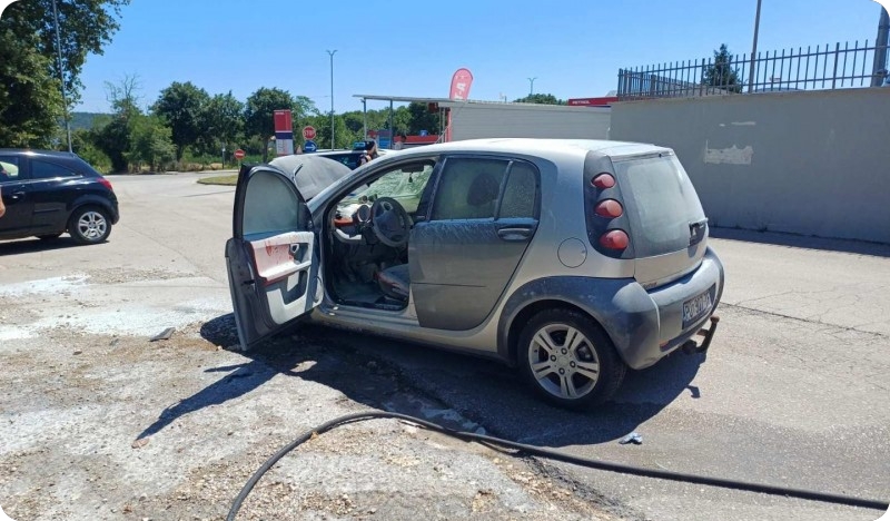 Požar automobila u Banjolama, intervenirali pulski vatrogasci-154233