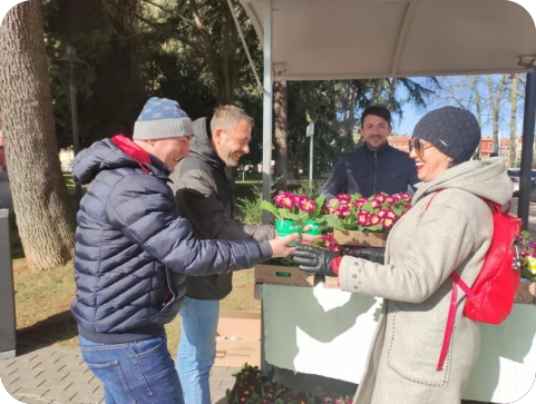 Povodom Dana žena predstavnici IDS-a darivali su građanke-125144