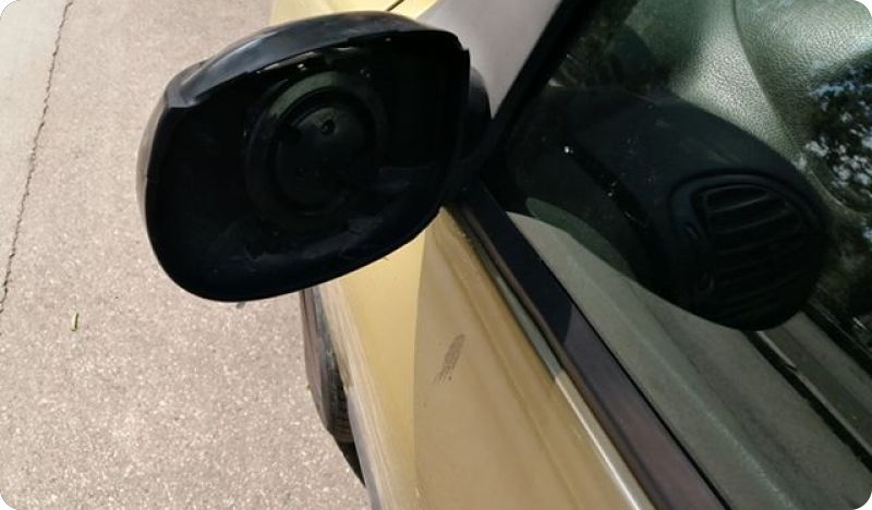 Maloljetnici u Bujama šipkama i ciglama oštetili više vozila-123909