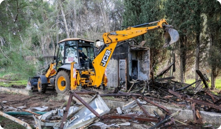 Uklanjanje ruševnog objekta iza spomenika na Valkanama-133993