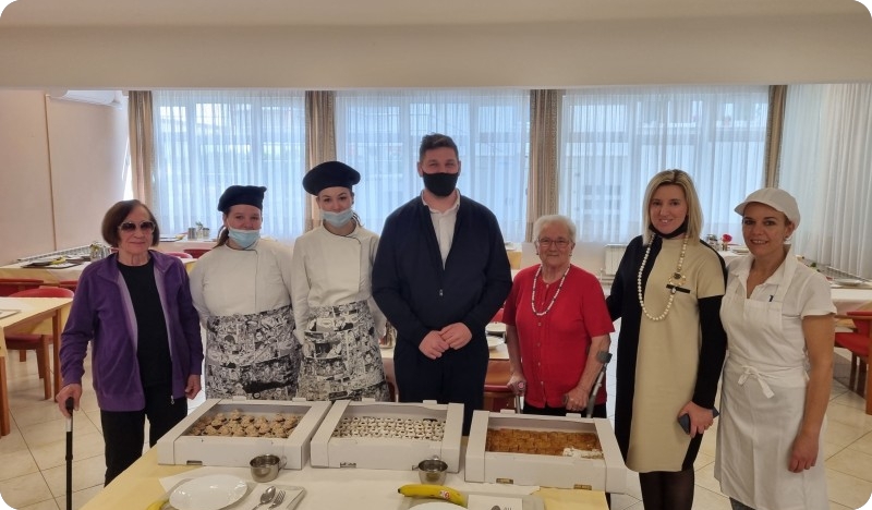 Rovinj FM i učenice slastičarstva razveselili korisnike Doma za starije i nemoćne-125855