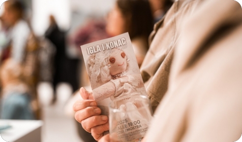 ‘‘Igla i konac’’ Lucie Ugrin: izložba koja povezuje prošlost, sadašnjost i djetinjstvo-156436