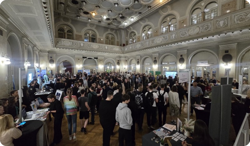 Sajam srednjih škola u Puli okupio velik broj učenika i roditelja-160037