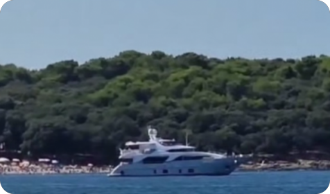 (VIDEO) Ambrela puna kupača, a velika jahta pokušava se usidriti u plićaku-162409