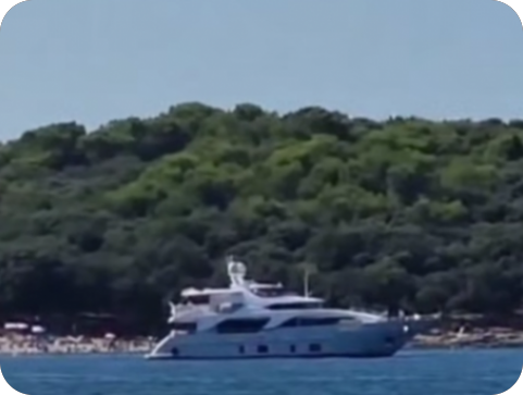 (VIDEO) Ambrela puna kupača, a velika jahta pokušava se usidriti u plićaku-162409