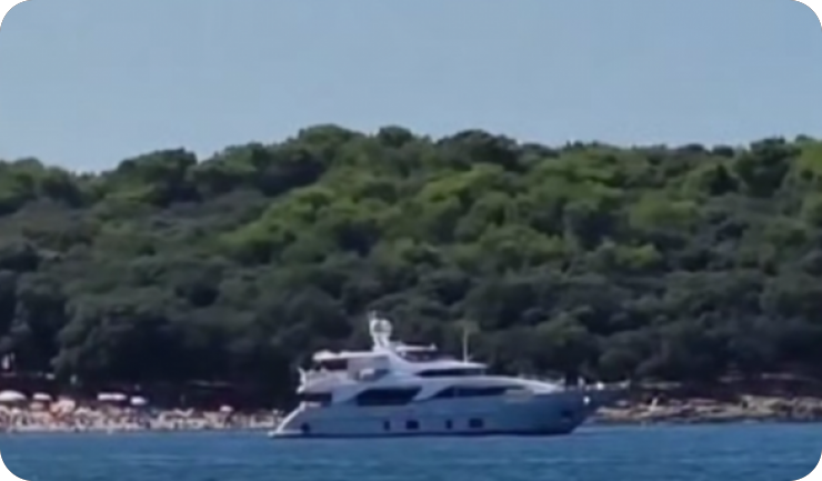 (VIDEO) Ambrela puna kupača, a velika jahta pokušava se usidriti u plićaku-162409