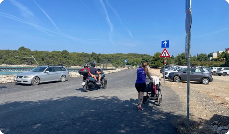 (VIDEO) Nakon četiri mjeseca izmijenjena signalizacija, asfaltirana cesta prema Valovinama i uređen parking na Stoji-161526