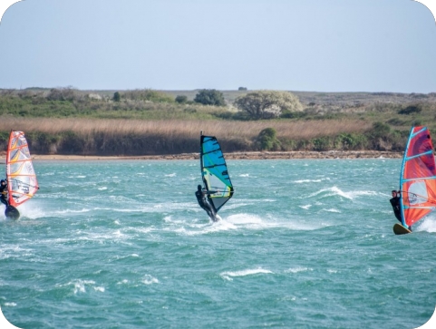 Bura napunila uvalu Kuje surferima-159560