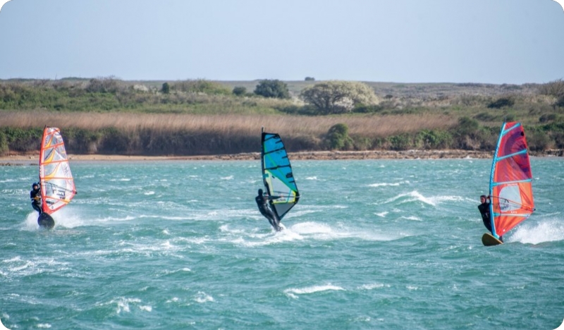 Bura napunila uvalu Kuje surferima-159560