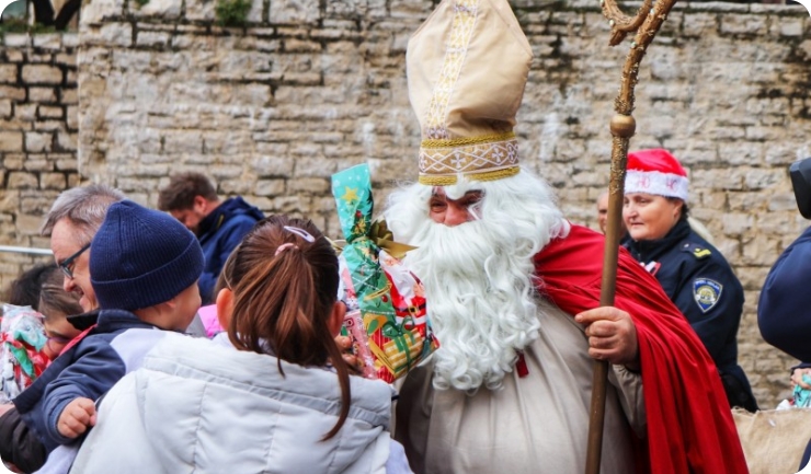 Policijski Sveti Nikola razveselio djecu na Portarati (FOTO)-157014