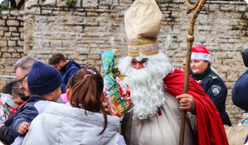 Policijski Sveti Nikola razveselio djecu na Portarati (FOTO)-157014