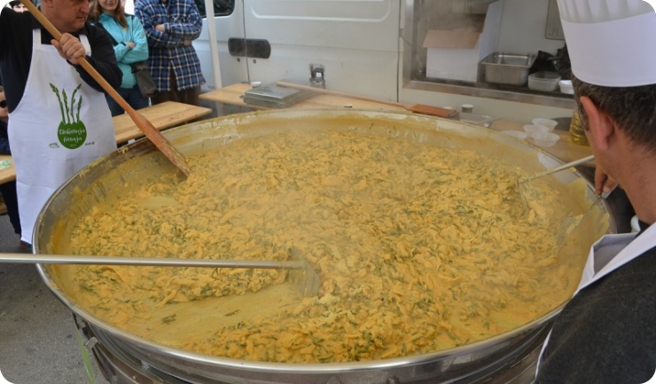 Podijeljena uskršnja fritaja s 1.500 jaja i 18 kila šparuga-66659