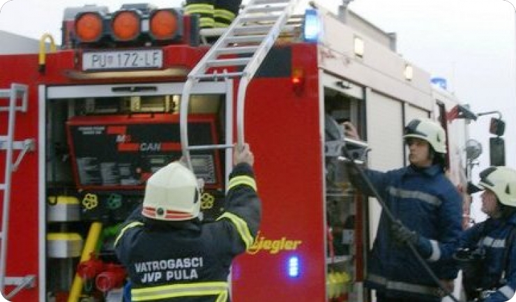 Kod Nove Gradiške maloljetnik udario vatrogasca šakom u glavu-125632