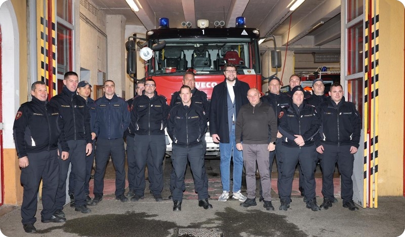 Gradonačelnik Peđa Grbin u novogodišnjoj noći posjetio dežurne službe u Puli-157608