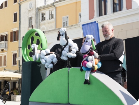 Lutka Rozina povela veselu povorku kroz Rovinj i otvorila četvrtu Abracadabru-160905