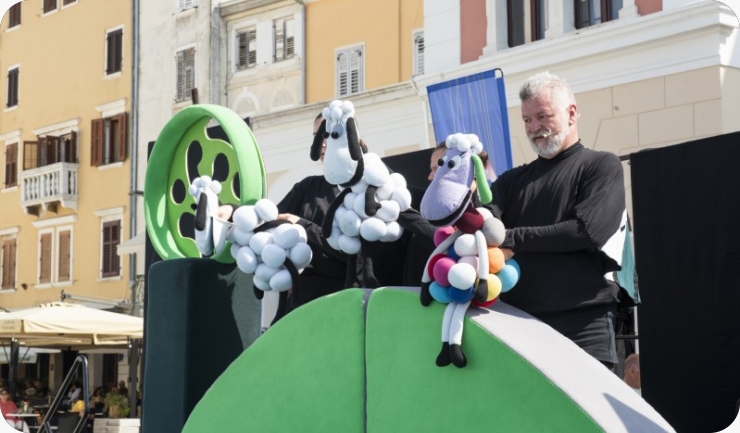 Lutka Rozina povela veselu povorku kroz Rovinj i otvorila četvrtu Abracadabru-160905
