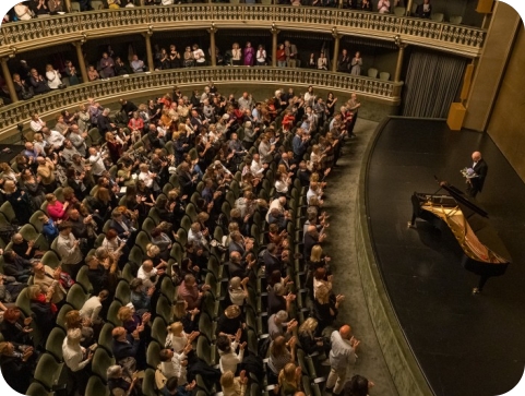 Stojeće ovacije publike za duboko proživljen, vrhunski pijanizam Ive Pogorelića u INK-u-152713