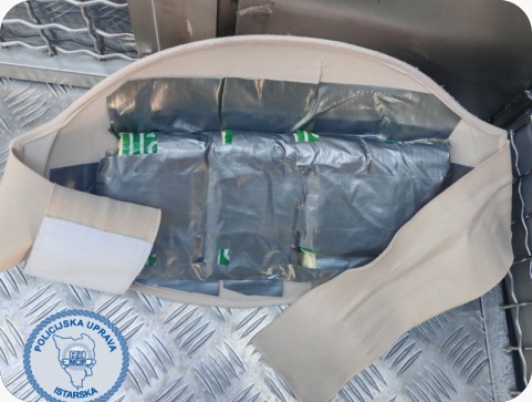 Domaći navijač sakrio pirotehnička sredstva u lažni pivski trbuh-159674