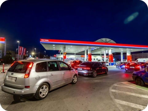 Gužve na benzinskim postajama u Puli: građani uoči poskupljenja masovno točili gorivo-159320