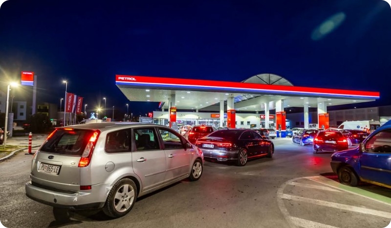 Gužve na benzinskim postajama u Puli: građani uoči poskupljenja masovno točili gorivo-159320